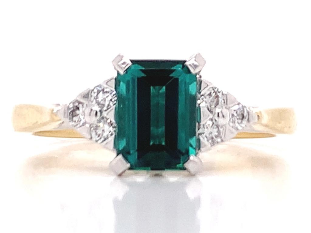 070845 18ct green tourmaline diamond ring tdw 0