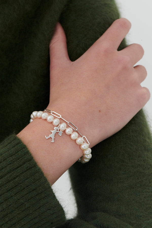 Karen walker stg girl with the pearls & chain bracelet