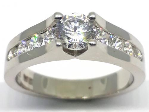 18ct White Gold Solitaire Diamond Ring With Shoulder Stones TDW 1.00CT image