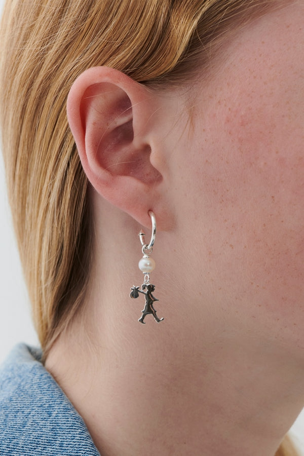 Karen walker stg girl with a pearl earrings