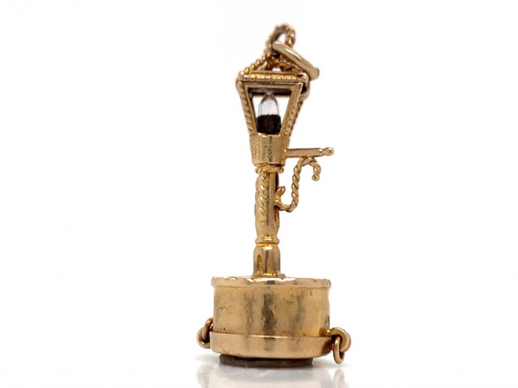 3712994 9ct lampost charm