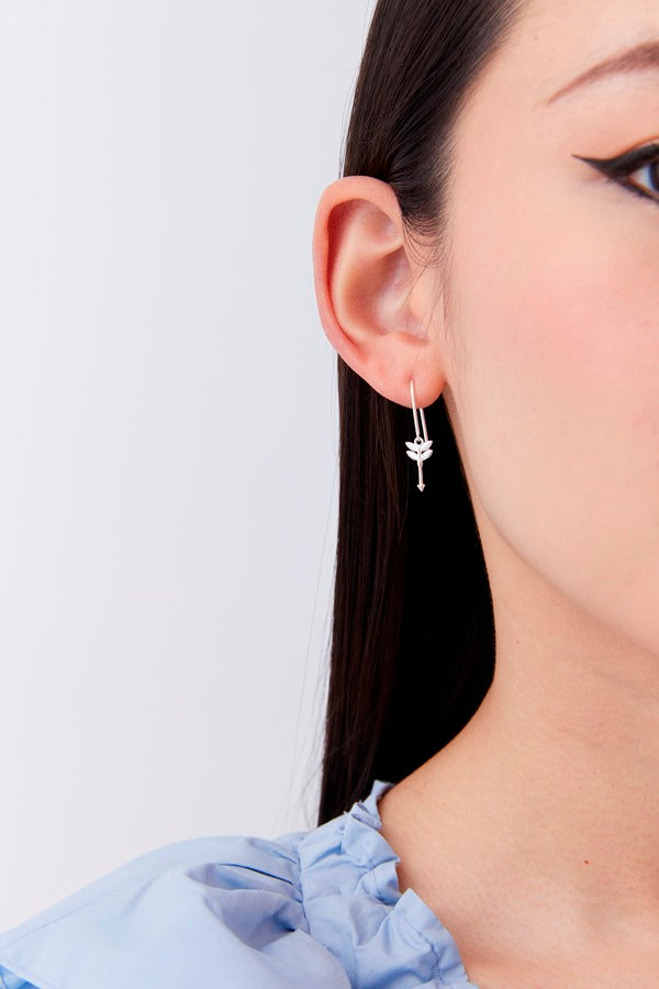 Karen walker stg mini feather arrow earrings